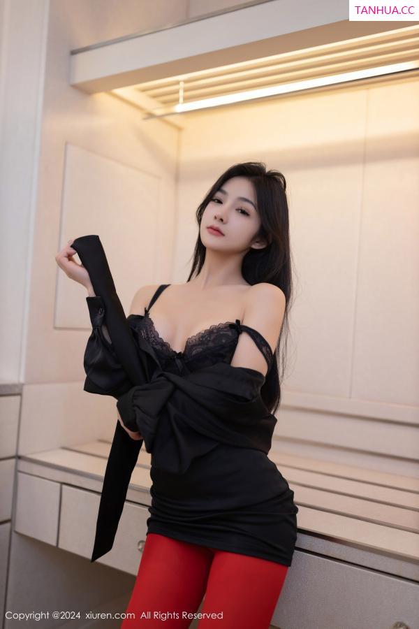   [XiuRen]高清写真图 2024.07.03 No.8801 谭小灵 丝袜美腿第12张图片